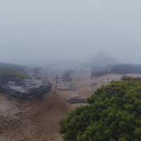 ガスに包まれる中央アルプス・空木岳の登山道の写真