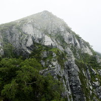 中央アルプス空木岳の稜線に切り立つ岩の壁の写真