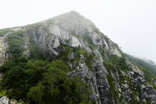 中央アルプス空木岳の稜線に切り立つ岩の壁