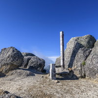 快晴の中央アルプス・空木岳山頂の岩場と山頂標識の写真