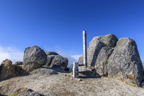 快晴の中央アルプス・空木岳山頂の岩場と山頂標識