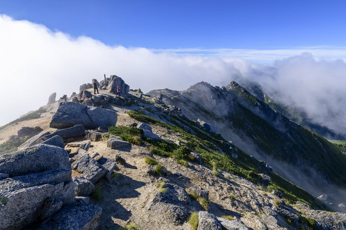 流れゆく雲の隙間から姿を現した中央アルプス空木岳の山頂