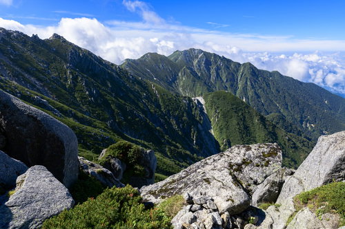 木曽駒ヶ岳方面の登山道から見る南駒ヶ岳と中央アルプスの稜線