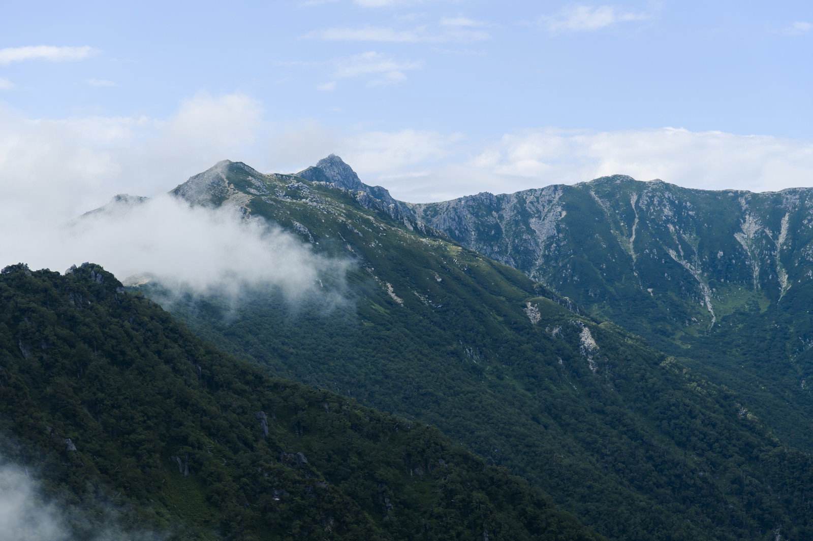 雲海に包まれた中央アルプスの山々と遠方に見える宝剣岳の山容