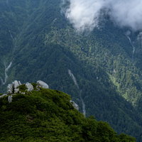 池山尾根から見る中央アルプス・空木岳の深い谷の写真