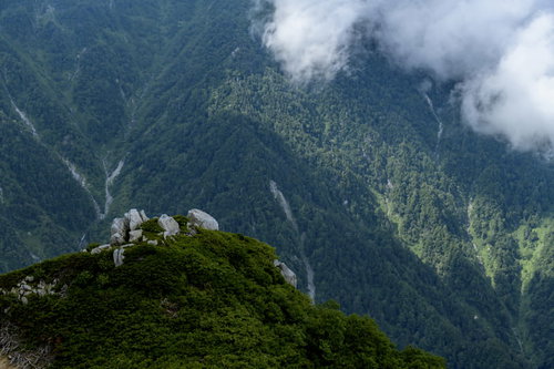 池山尾根から見る中央アルプス・空木岳の深い谷