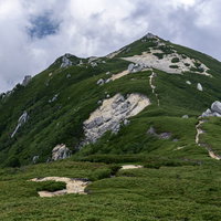 池山尾根稜線から空木岳山頂方面を眺める中央アルプスの景色の写真