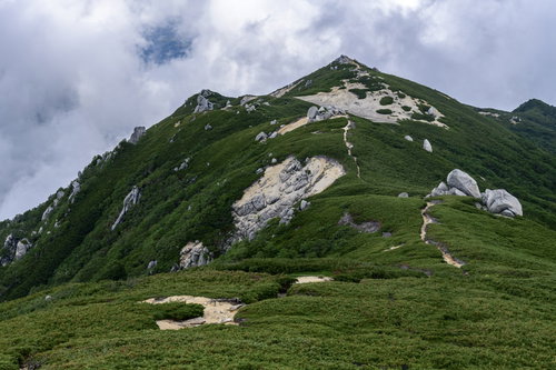 池山尾根稜線から空木岳山頂方面を眺める中央アルプスの景色