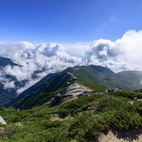 真っ青な青空と中央アルプス空木岳の駒峰ヒュッテへの稜線の写真