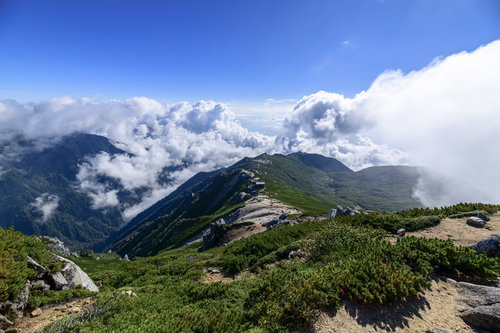 真っ青な青空と中央アルプス空木岳の駒峰ヒュッテへの稜線