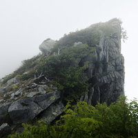 稜線に突き出た刺のような岩（空木岳）の写真