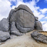 空木岳のシンボル駒岩、中央アルプスの花崗岩巨石の写真