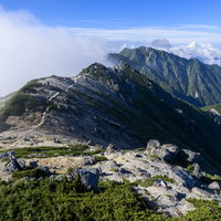 空木岳山頂から見た南駒ヶ岳と雲海の景色 中央アルプスの写真