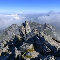 空木岳山頂から見た中央アルプスの稜線と雲海の写真