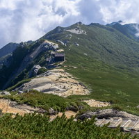 空木岳山頂から見る駒峰ヒュッテと雲海の絶景の写真