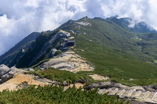 空木岳山頂から見る駒峰ヒュッテと雲海の絶景