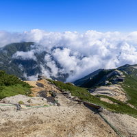 雲海に包まれる中央アルプスと駒峰ヒュッテの写真