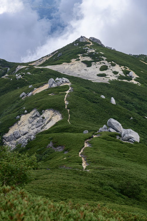 中央アルプス空木岳山頂へと向かって続く登山道