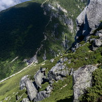 空木岳稜線から見下ろす木曽殿山荘と中央アルプスの山々の写真