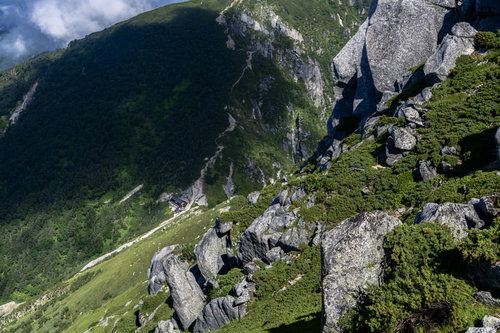 空木岳稜線から見下ろす木曽殿山荘と中央アルプスの山々
