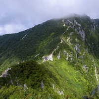 中央アルプス空木岳の谷間に立つ木曽殿山荘の写真