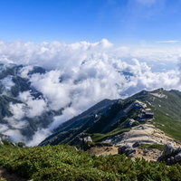 雲が湧き上がる中央アルプス空木岳の稜線と登山道の写真