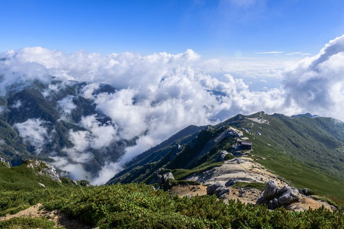 雲が湧き上がる中央アルプス空木岳の稜線と登山道
