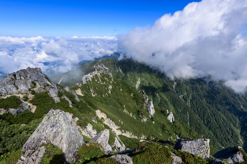 雲に包まれる中央アルプス稜線と空木岳の岩峰