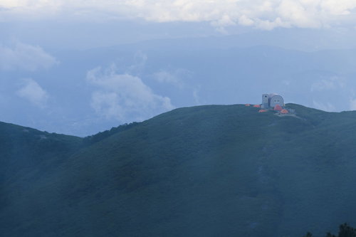 中央アルプスの霧の向こうに立つ檜尾岳の避難小屋