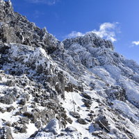 凍てつく氷と雪に覆われた文三郎尾根の登山道の写真