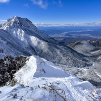 地蔵尾根から見る赤岳と阿弥陀岳、諏訪方面の雪景色の写真
