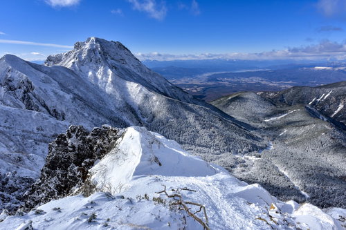 地蔵尾根から見る赤岳と阿弥陀岳、諏訪方面の雪景色