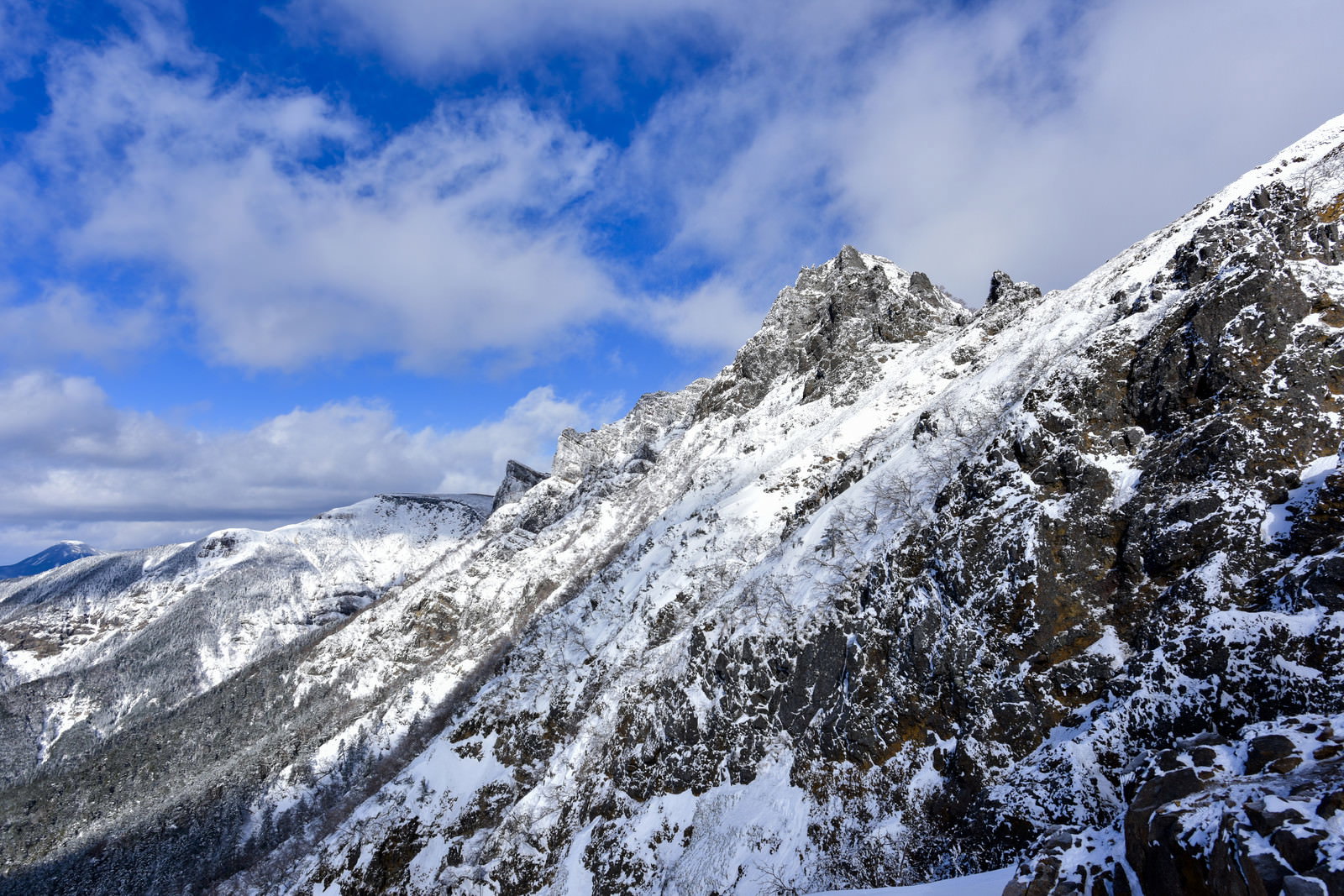 雪化粧した八ヶ岳連峰の横岳方面を地蔵尾根から見上げた雪山の風景