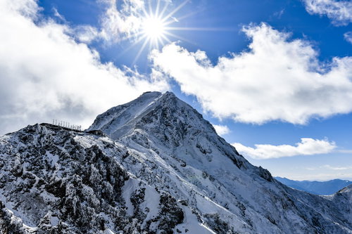 太陽をその頭に抱く雪の赤岳、八ヶ岳連峰の冬景色