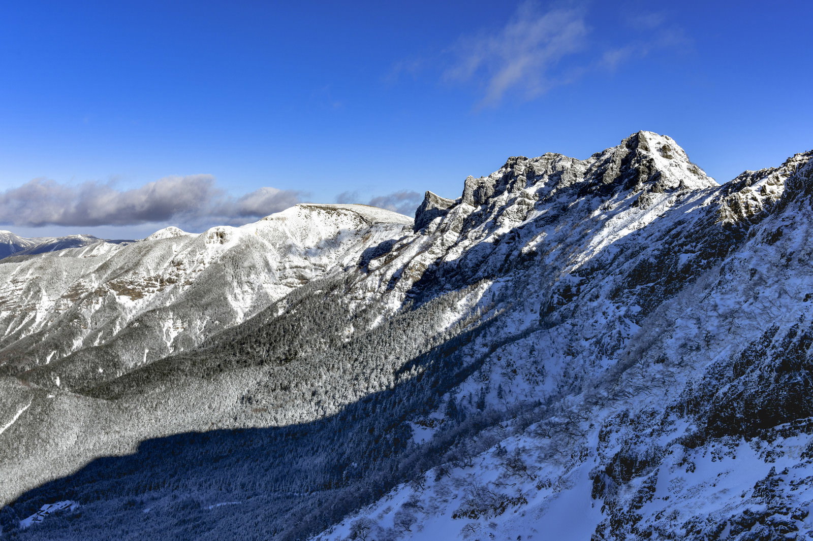 朝日に照らされる八ヶ岳連峰の横岳と硫黄岳の雪景色
