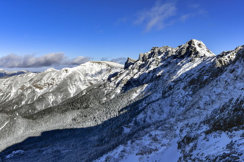 朝日に照らされる八ヶ岳連峰の雪の横岳と硫黄岳