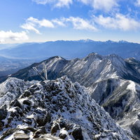 赤岳の雪景色から見る南アルプスと権現岳の雪山風景の写真