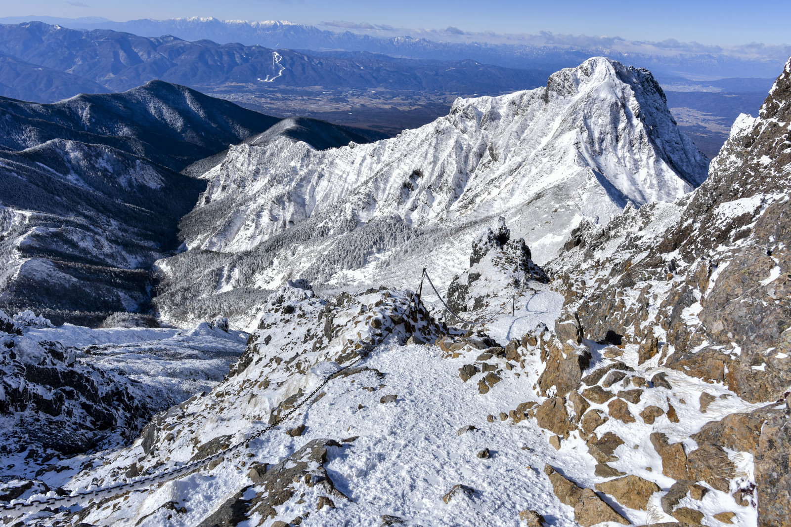 雪景色の八ヶ岳連峰で鎖の向こうに見える文三郎尾根と阿弥陀岳