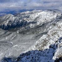 雲に覆われゆく日本百名山・硫黄岳と八ヶ岳連峰の白い森の写真