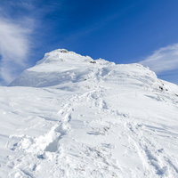 ひと気のない雪山、谷川岳オキの耳の登山道の写真