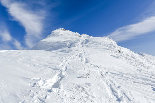 ひと気のない雪山、谷川岳オキの耳の登山道