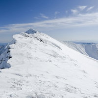 雪化粧した一ノ倉岳から谷川岳へと向かう登山道の写真