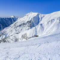 谷川岳の山頂から見る雪化粧の川棚ノ頭方面の冬景色の写真