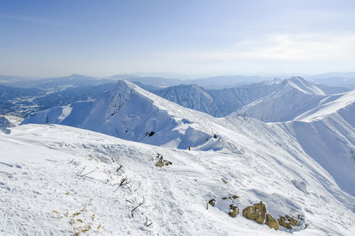 午後の日差しが差すオキの耳から眺めた雪の谷川岳・トマの耳