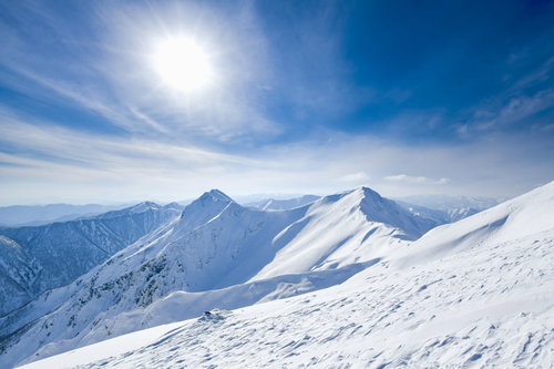 午後の日差しが照り付ける谷川岳主脈の雪山