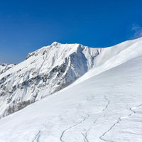 地吹雪が吹き付ける日本百名山・谷川岳中腹と川棚ノ頭の写真