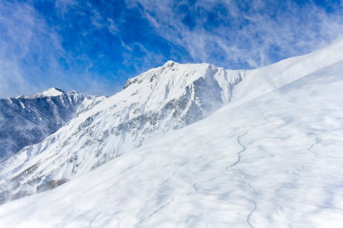 谷川岳の川棚ノ頭方面に巻きあがる雪煙と青空のコントラスト