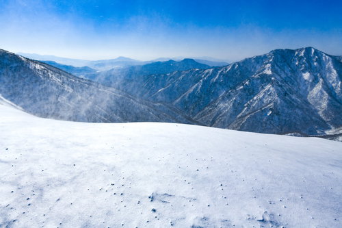 強風が吹き荒れる雪山・谷川岳中腹からの景色