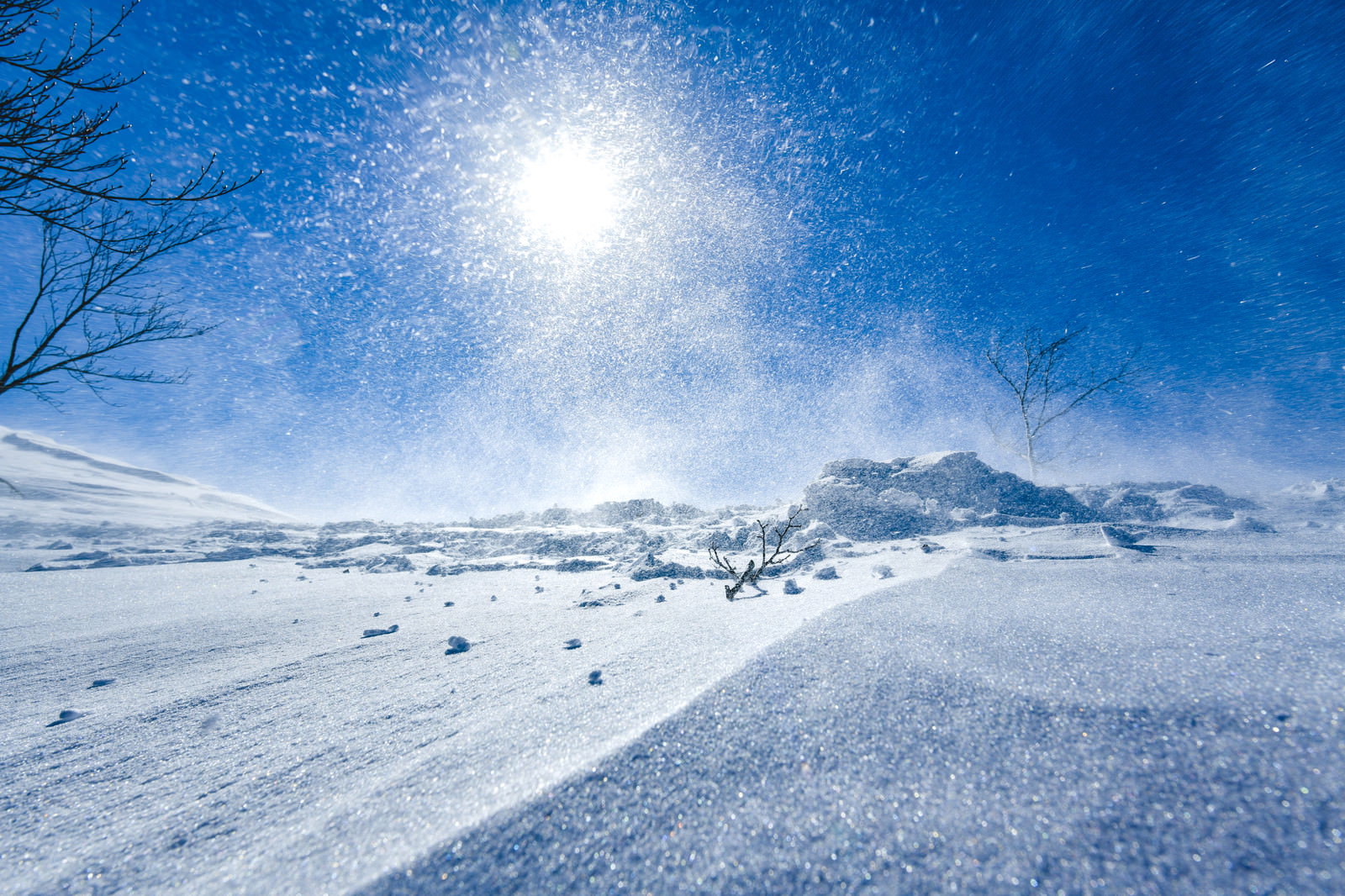 谷川岳で強風に舞う雪煙と太陽
