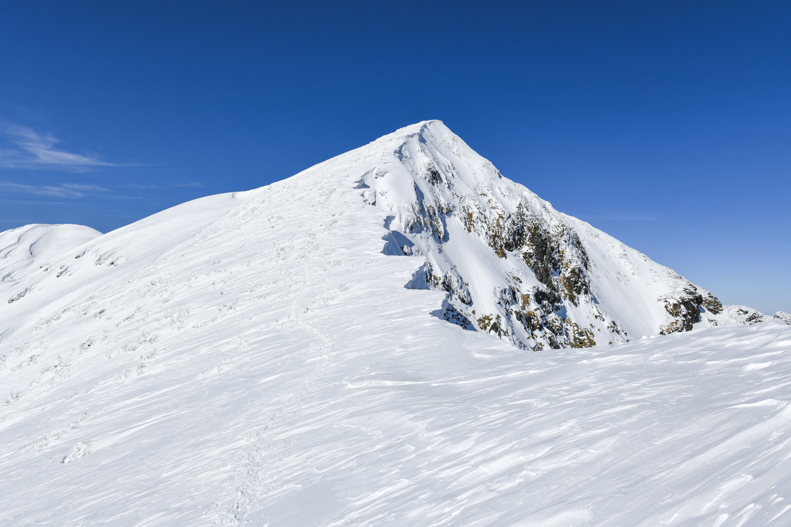 雪に覆われた一ノ倉岳の山頂と稜線